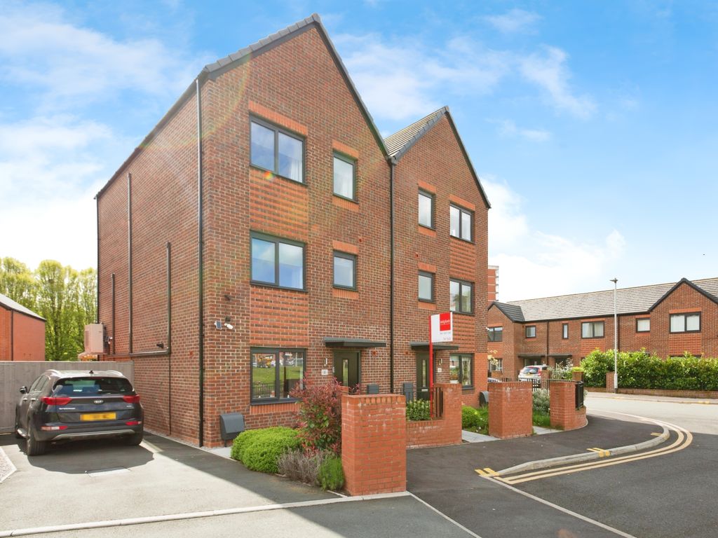 4 bed semidetached house for sale in Redcliffe Drive, Manchester