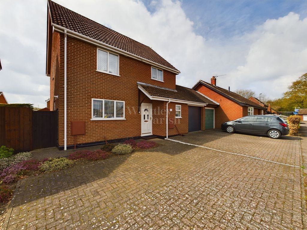 4 bed detached house for sale in Wordsworth Road, Diss IP22, £365,000