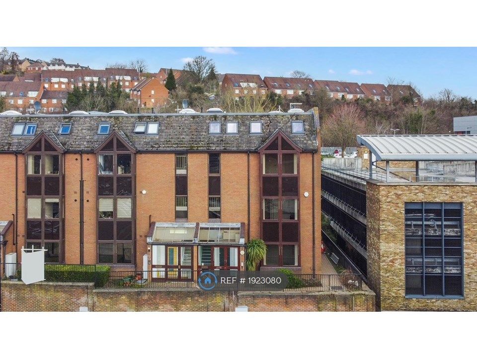 1 bed flat to rent in Buckingham Place, High HP13, £1,275 pcm