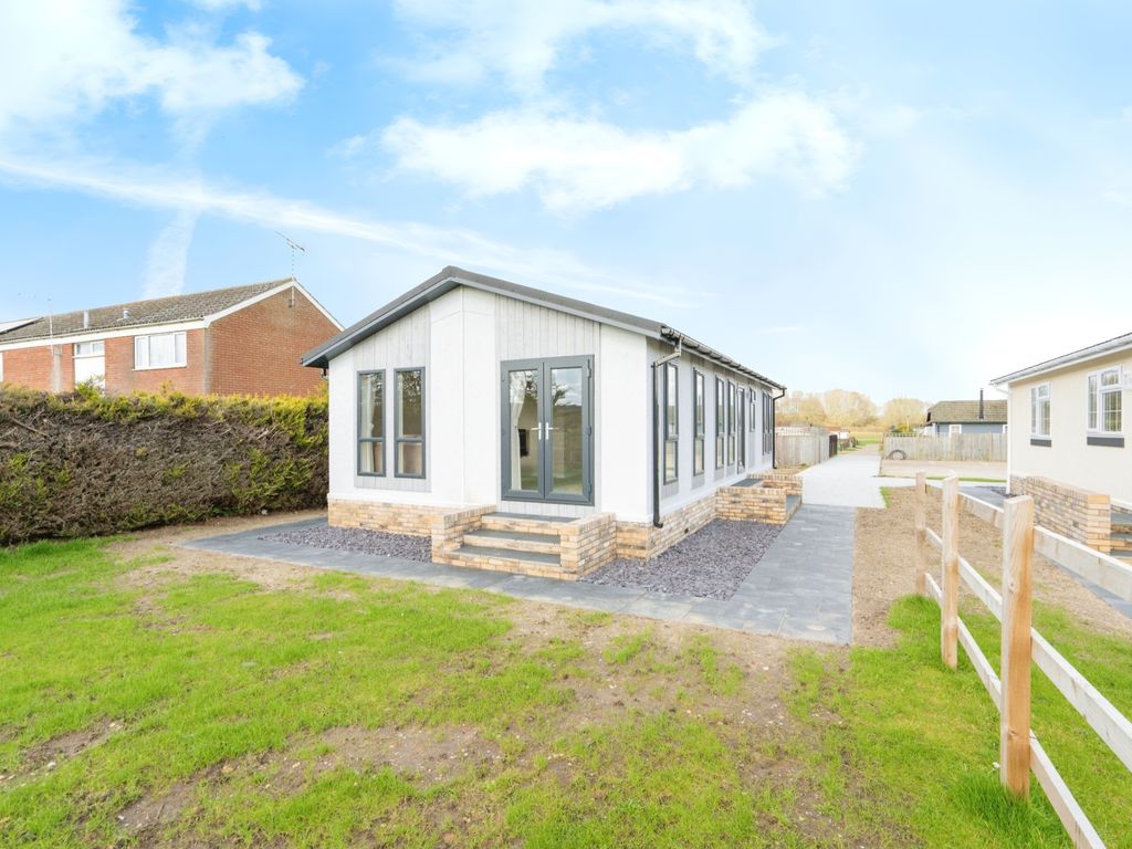 2 bed mobile/park home for sale in Parklands, Green Lane Estate