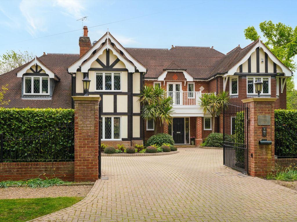 6 bed detached house to rent in Avenue Road, Cobham, Surrey KT11, £
