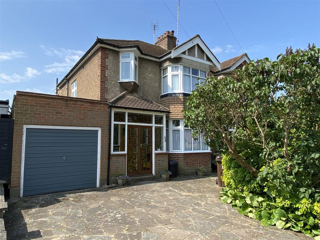 3 bed semidetached house for sale in Oliver Road, Shenfield, Brentwood