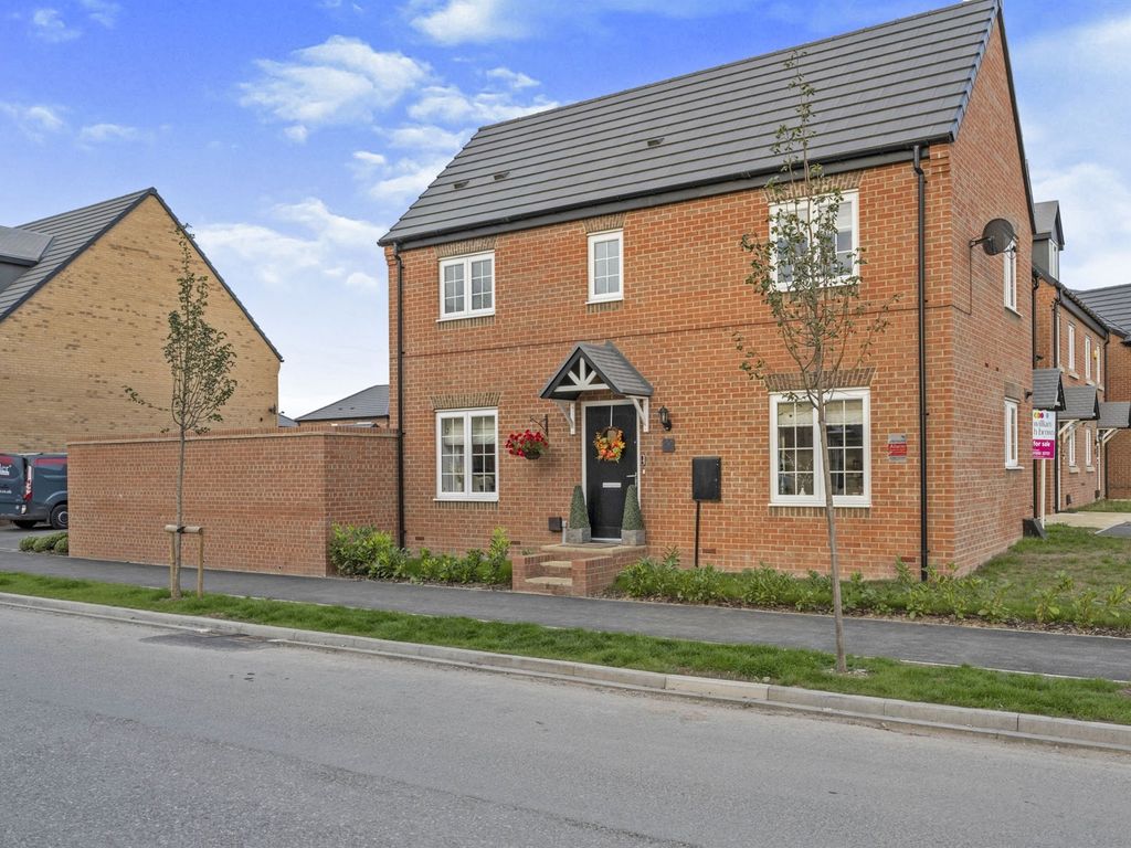 3 bed semidetached house for sale in Cutter Lane, New Rossington