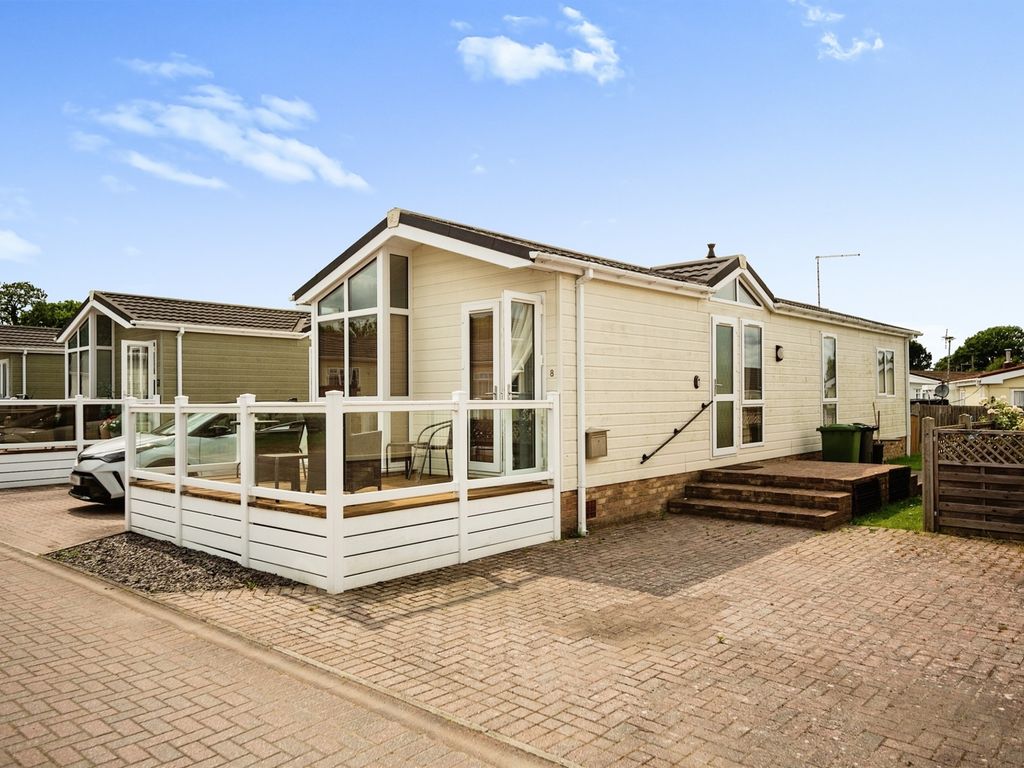 2 bed mobile/park home for sale in Woodlands Park, Biddenden, Ashford