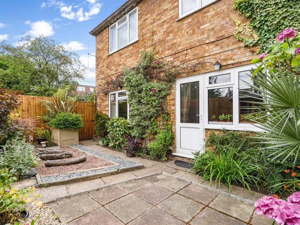 1 bed flat for sale in Highview Close, Potters Bar, Hertfordshire EN6