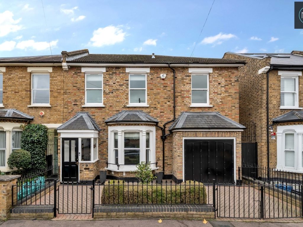 5 bed semidetached house for sale in Lansdowne Road, South Woodford