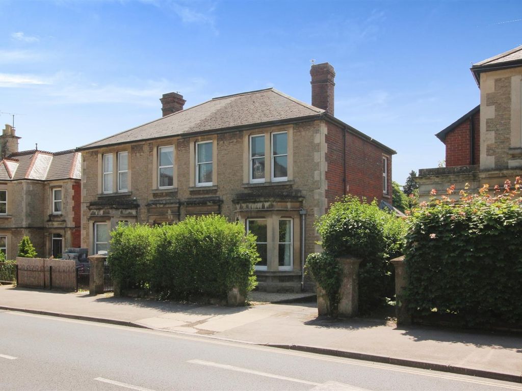 5 bed semidetached house for sale in Marshfield Road, Chippenham SN15