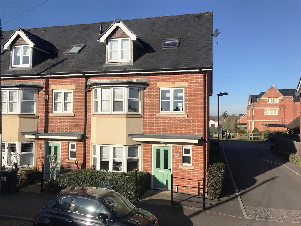 4 bed town house for sale in Buckingham Road, Newbury RG14 Zoopla
