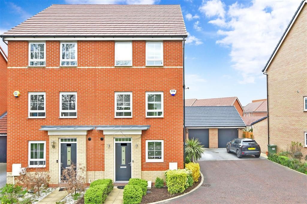 4 bed semidetached house for sale in Broadhurst Place, Basildon, Essex