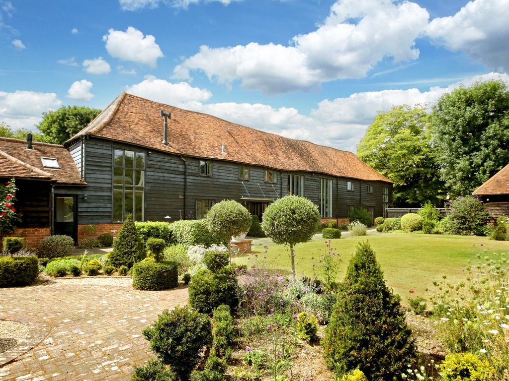 5 bed detached house for sale in Beacon Hill, Penn HP10, £3,000,000