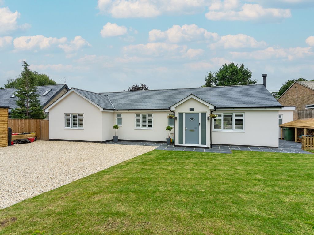 4 bed detached bungalow for sale in Stream Road, Upton OX11, £875,000