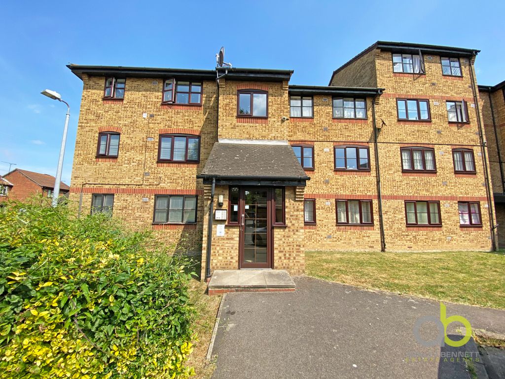 2 bed flat to rent in Crest Avenue, Grays RM17 Zoopla