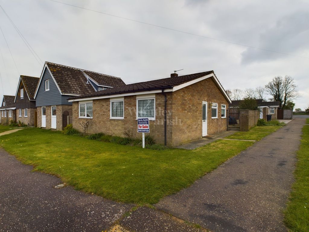 4 bed detached bungalow for sale in Owens Close, Long Stratton, Norwich