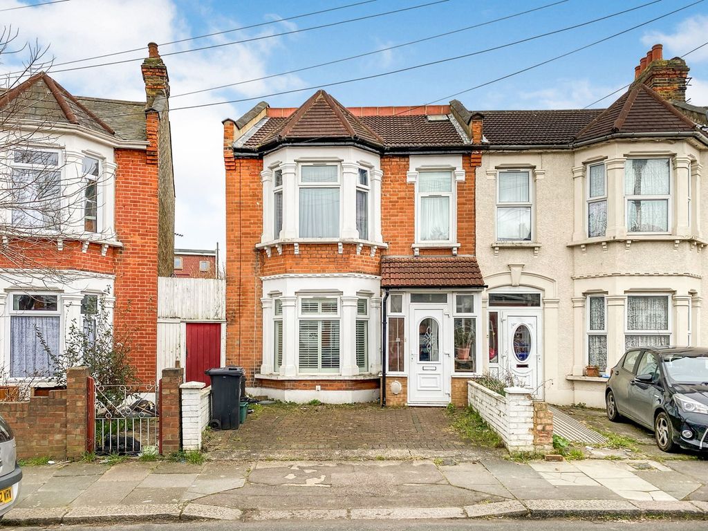 4 bed end terrace house for sale in Windsor Road, Ilford IG1, £579,999