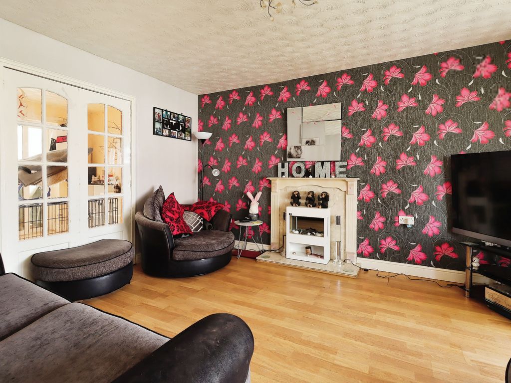 6 bed detached house for sale in Balmoral Crescent, Oswestry SY11, £