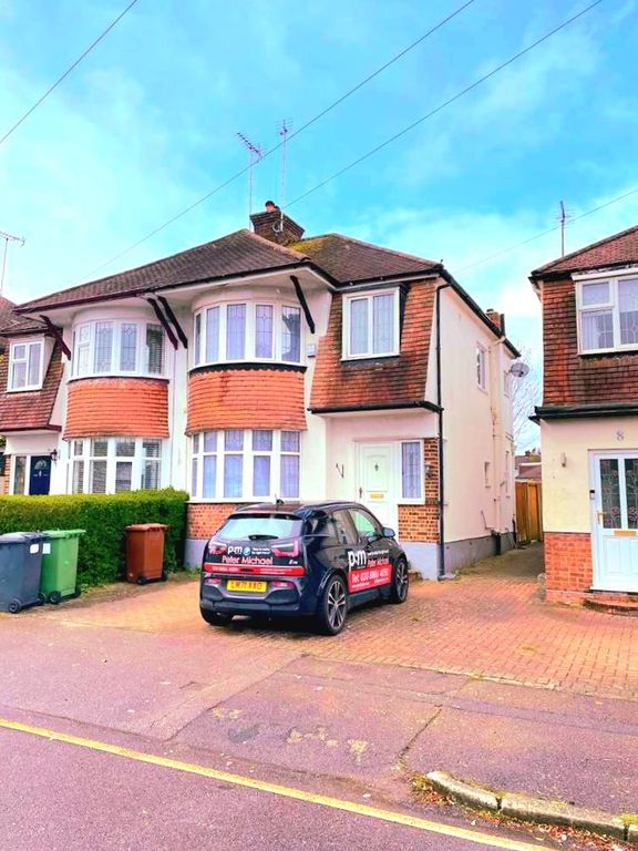 3 bed semidetached house to rent in Brooklands Gardens, Potters Bar