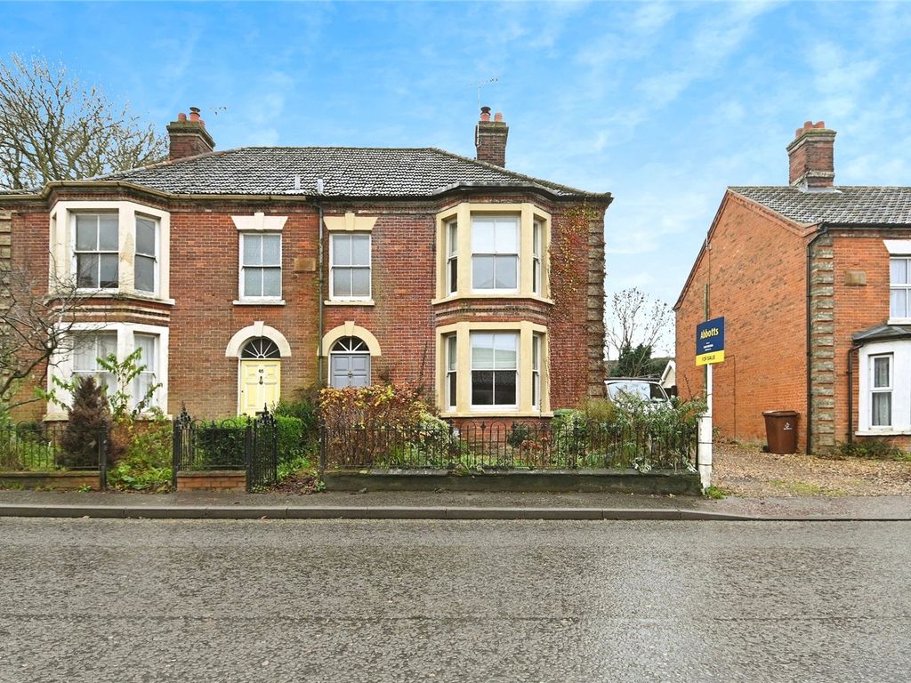 4 bed semidetached house for sale in High Street, Watton, Thetford