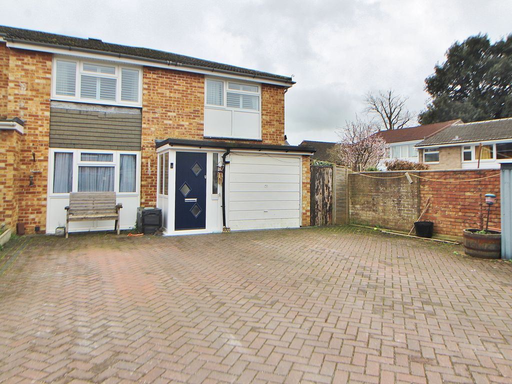 4 bed semidetached house for sale in Purbrook Gardens, Purbrook