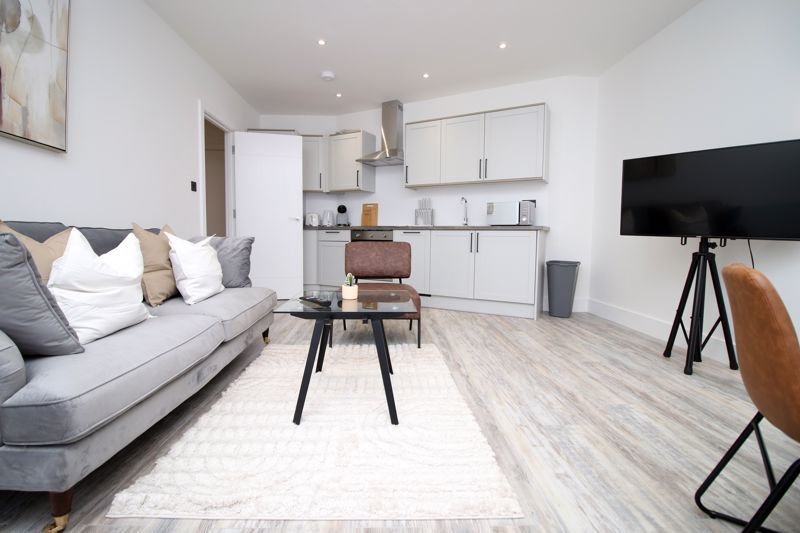 2 bed flat to rent in Clarence Street, Swindon SN1, £3,850 pcm Zoopla