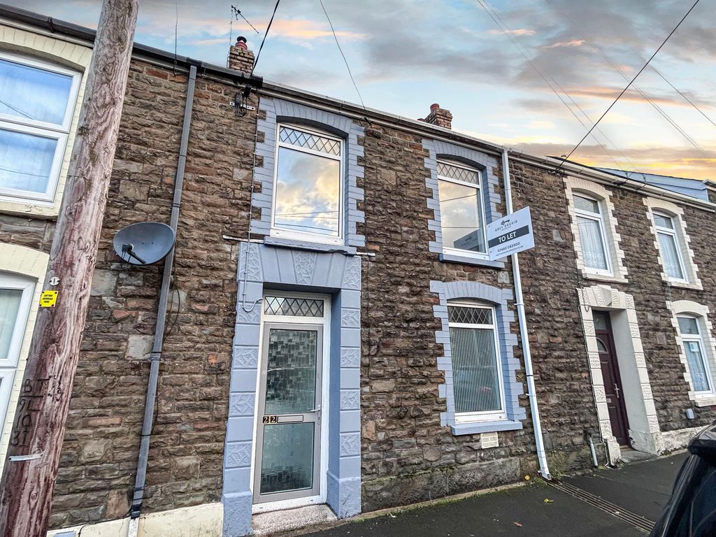3 bed terraced house to rent in Glynllwchwr Road, Swansea SA4, £775 pcm