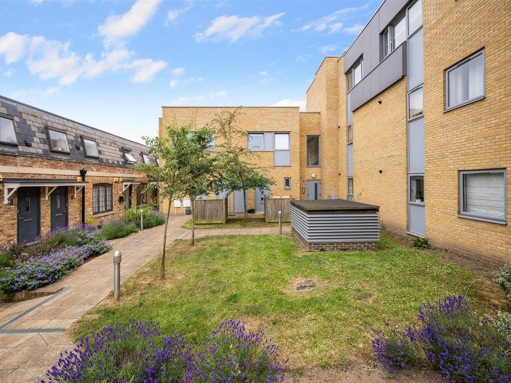 2 bed flat for sale in Woodcote Side, Epsom KT18, £450,000 - Zoopla