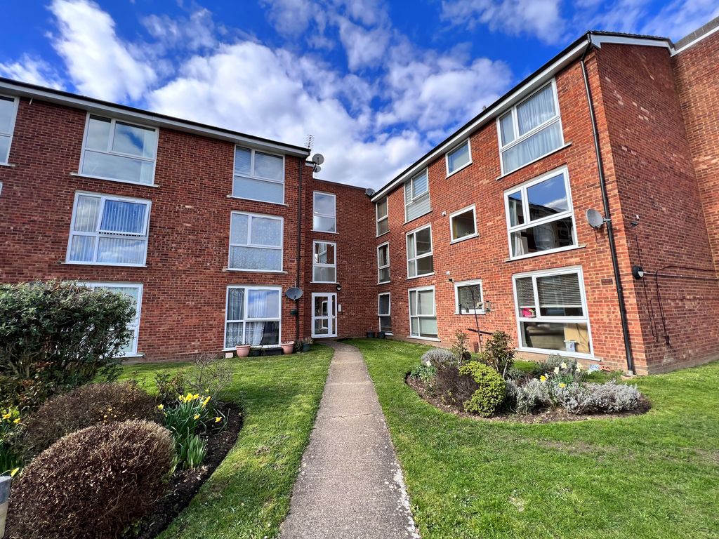 2 bed flat to rent in Hardwicke Place, London Colney, St Albans AL2
