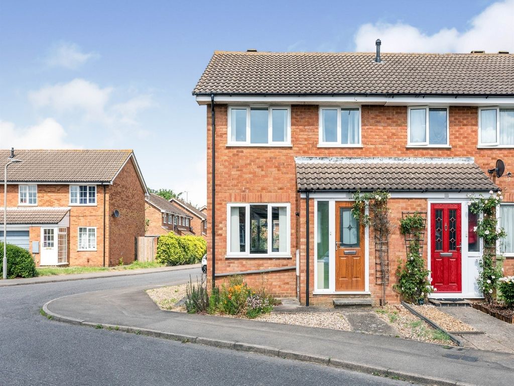 3 bed end terrace house for sale in Petersham Close, Newport Pagnell