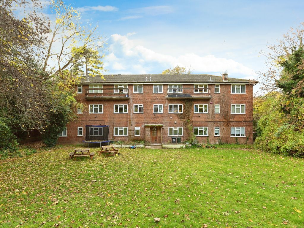 2 bed flat for sale in Bean Road, Greenhithe, Kent DA9, £225,000 Zoopla