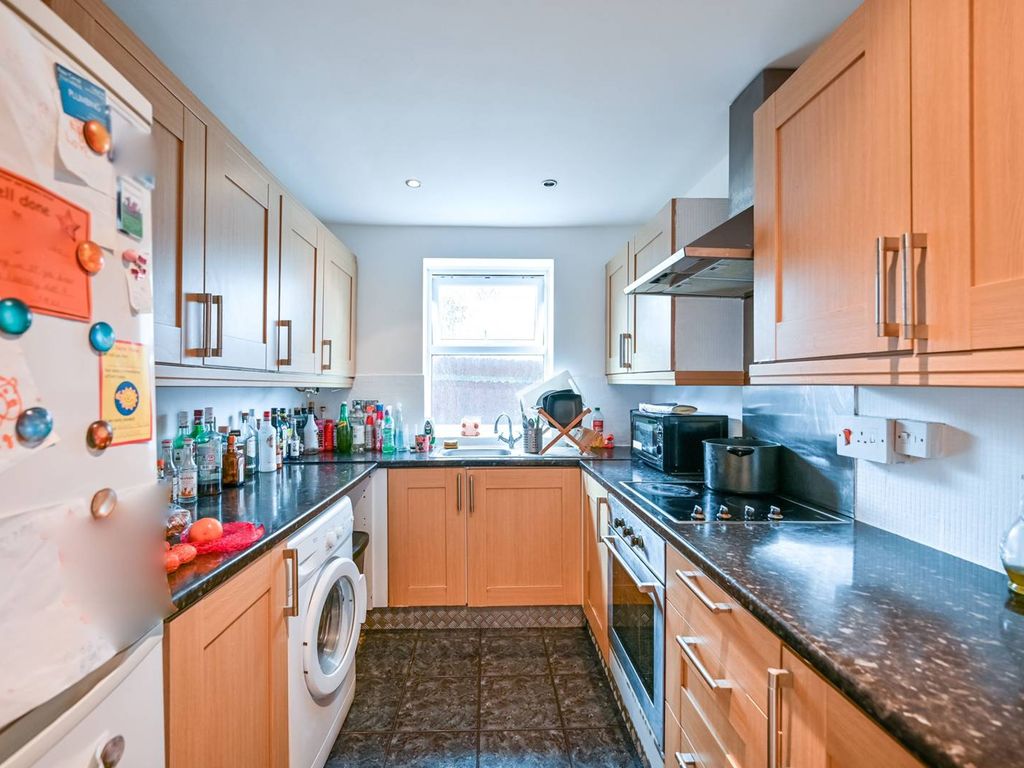 2 bed flat for sale in Portsmouth Road, Surbiton KT6, £375,000 Zoopla
