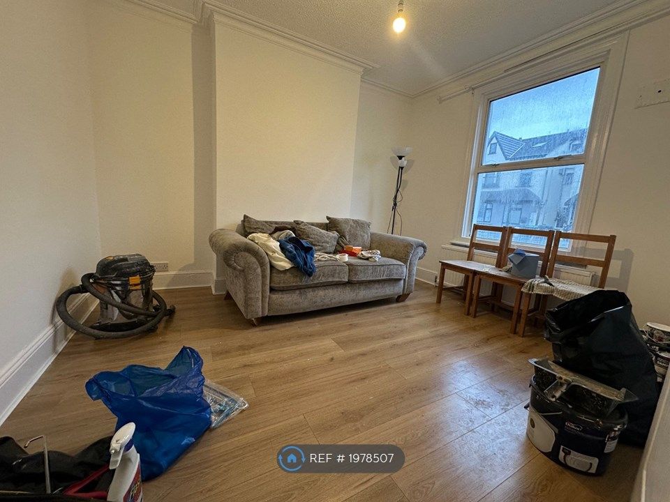 2 bed flat to rent in Whitehorse Road, Croydon CR0, £1,500 pcm Zoopla