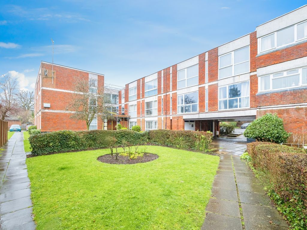 2 bed flat for sale in Brantwood Court, West Byfleet, Surrey KT14, £