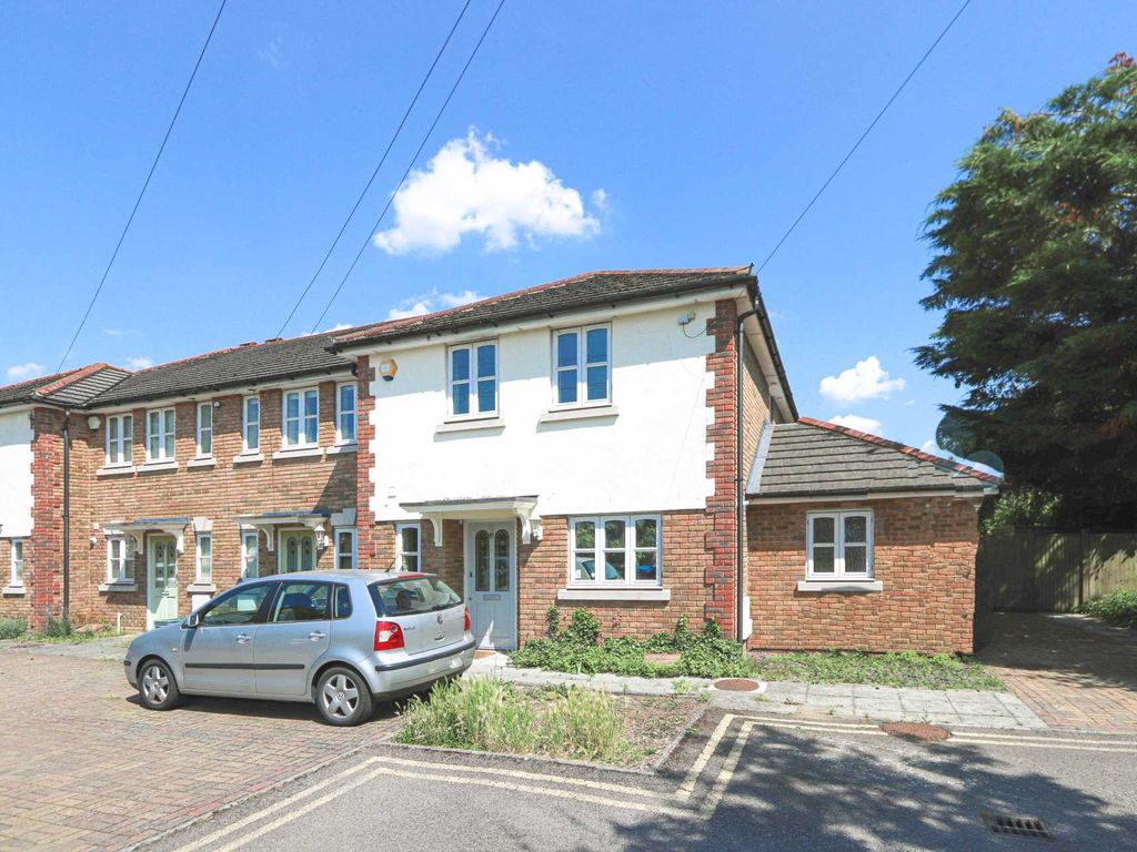4 bed end terrace house to rent in Gloster Road, New Malden KT3, £2,750