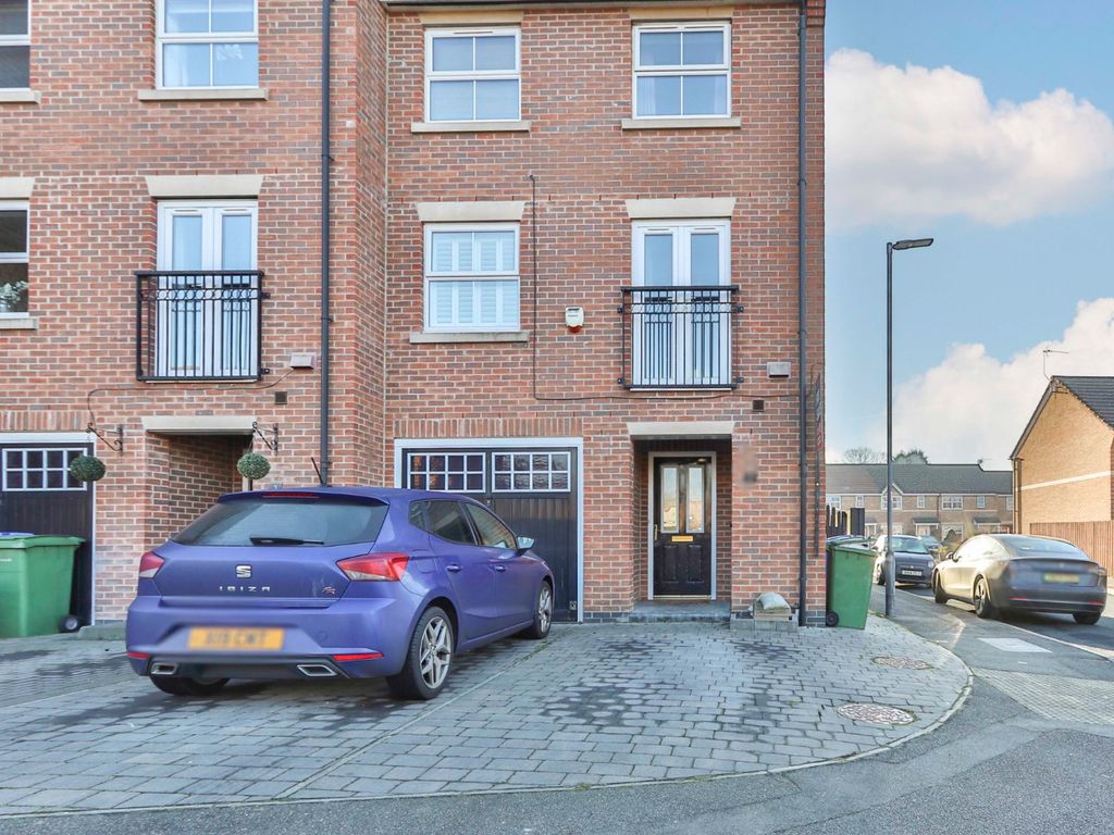 4 bed end terrace house for sale in Dawson Road, Market Weighton, York