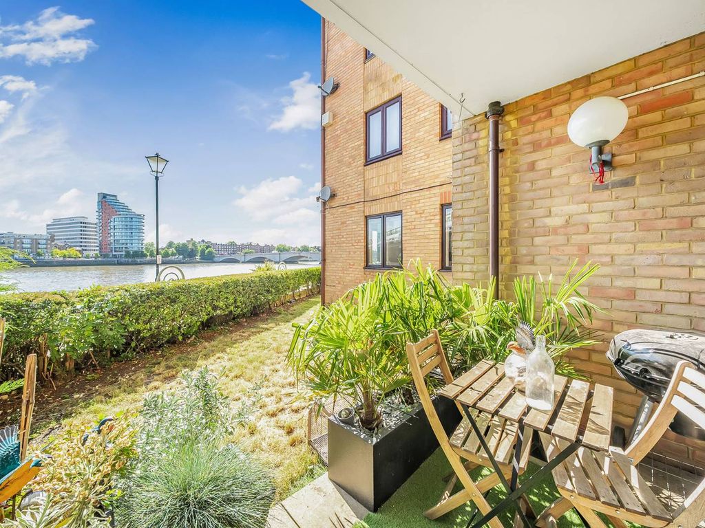1 bed flat for sale in Carrara Wharf, Hurlingham, London SW6, £600,000