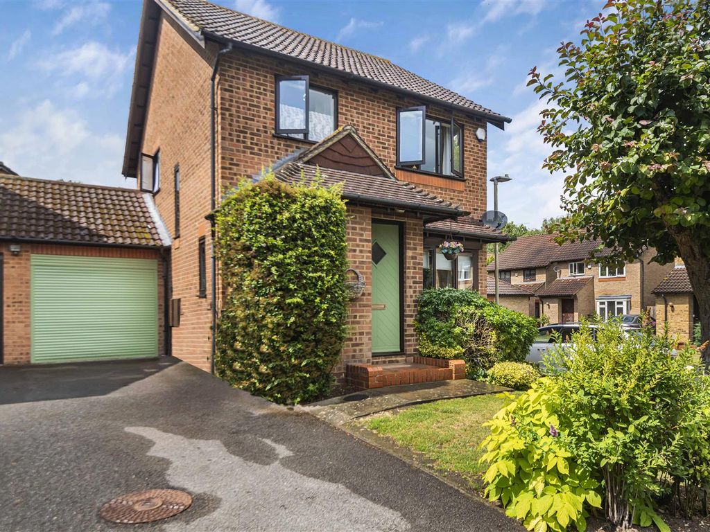 3 bed linkdetached house for sale in Hirstwood, Tilehurst, Reading