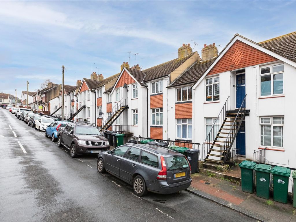 2 bed flat for sale in Bonchurch Road, Brighton BN2, £300,000 Zoopla