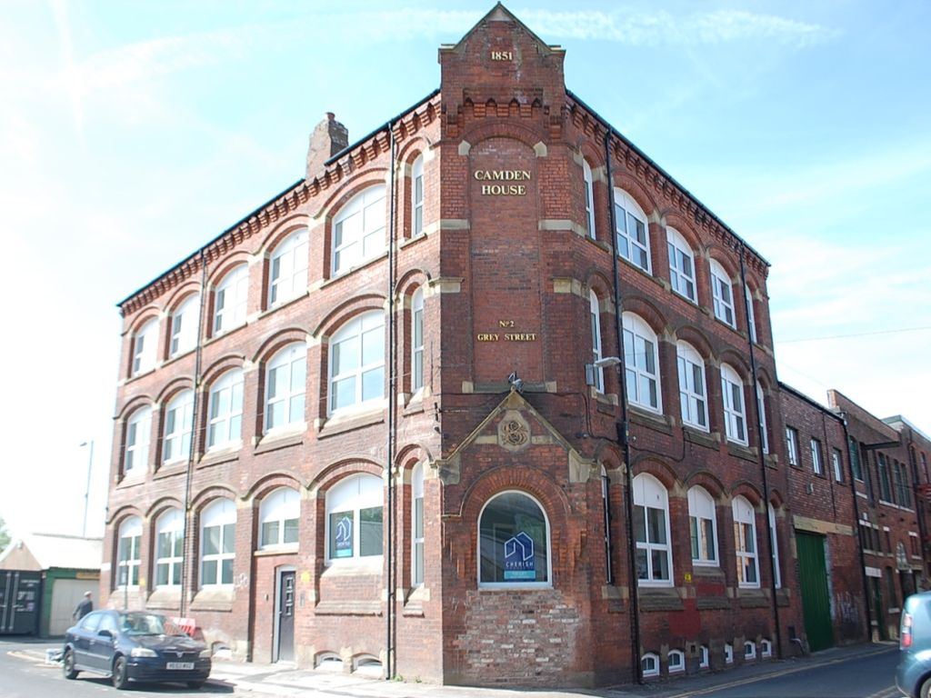 Studio to rent in Grey Street, AshtonUnderLyne, Lancashire OL6, £600