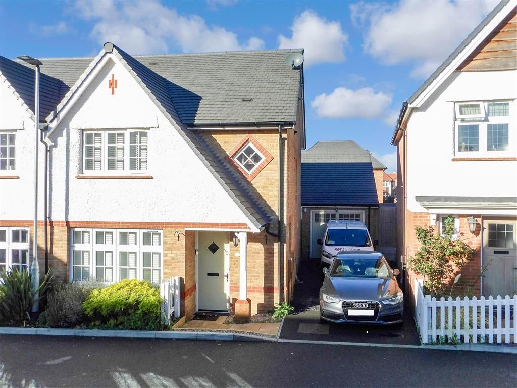 3 bed semidetached house for sale in Parker Drive, Vange, Basildon