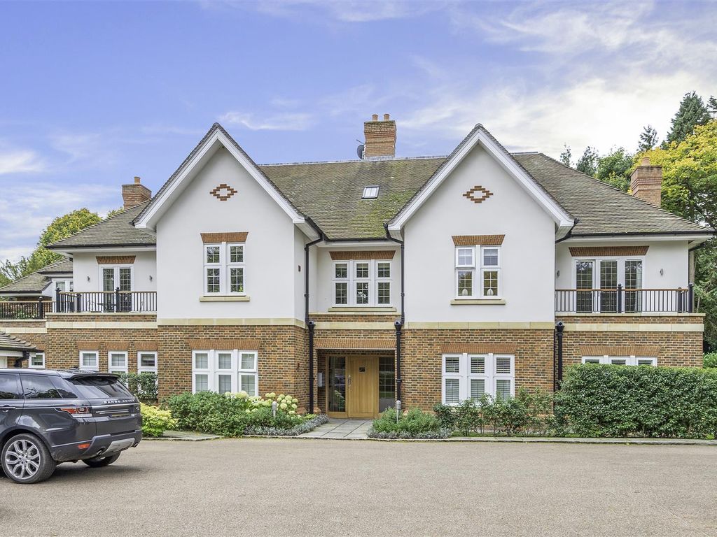 3 bed flat for sale in Heath Drive, Walton On The Hill, Tadworth KT20