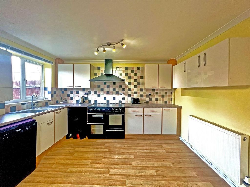 3 bed terraced house to rent in Gulliver Close, Kempston, Bedford MK42