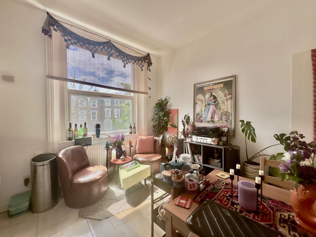 2 bed flat to rent in Lewisham Way, London SE14, £1,700 pcm Zoopla