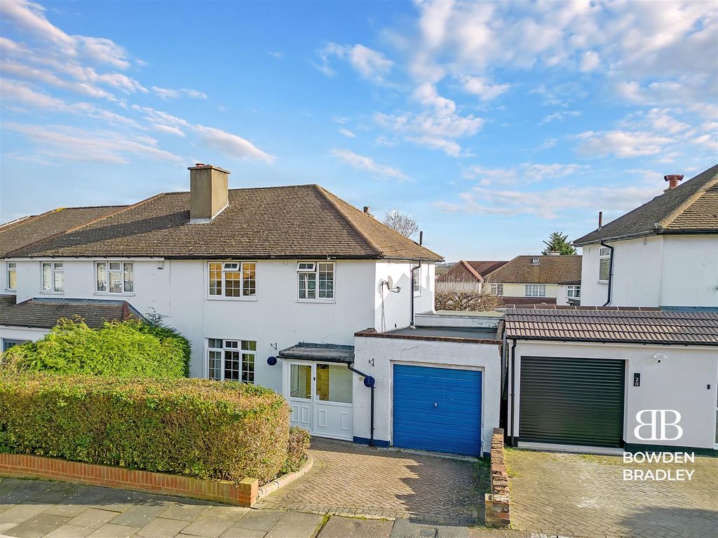 3 bed semidetached house for sale in Knights Way, Ilford IG6, £500,000