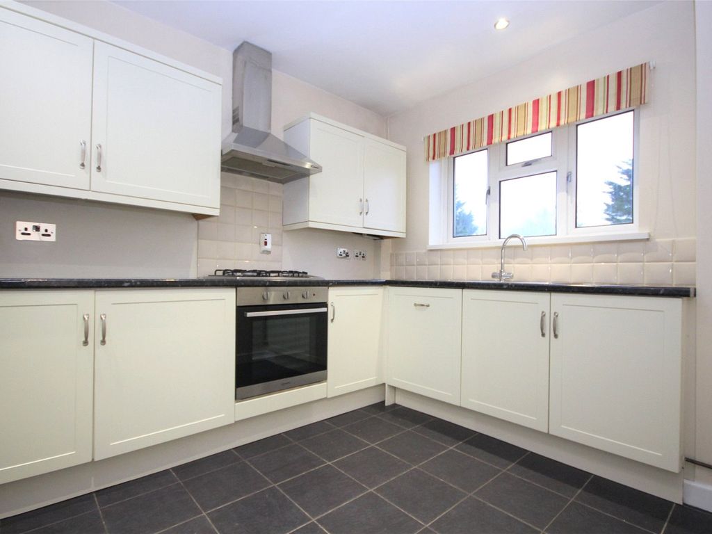 1 bed flat to rent in Torrington Drive, Loughton IG10 Zoopla