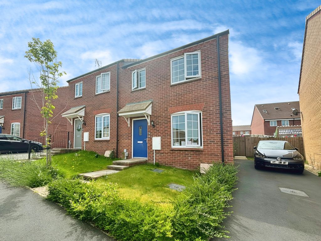 3 bed semidetached house to rent in Drive, Rainworth NG21, £895