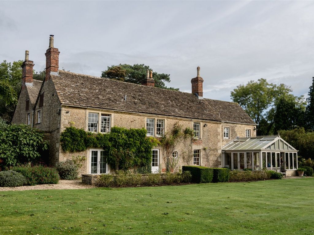 7 bed country house for sale in Plough Lane, Kington Langley