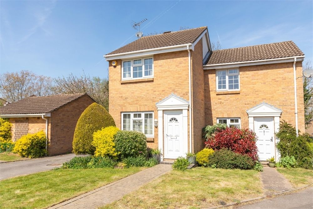 2 bed semidetached house for sale in Finnart Close, Weybridge, Surrey