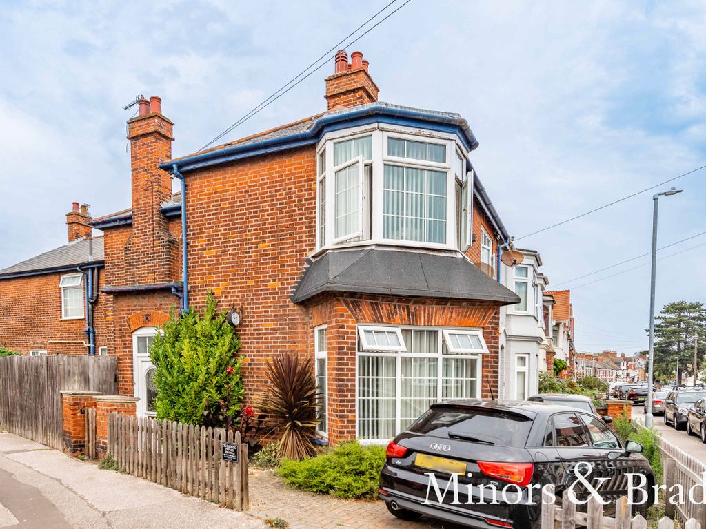 4 bed end terrace house for sale in St. Margarets Road, Lowestoft NR32