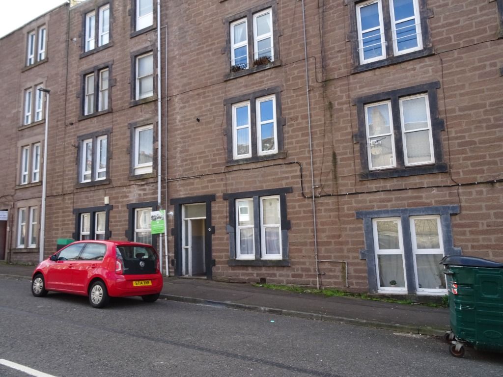 2 bed flat to rent in Pitfour Street, Lochee West, Dundee DD2, £675 pcm