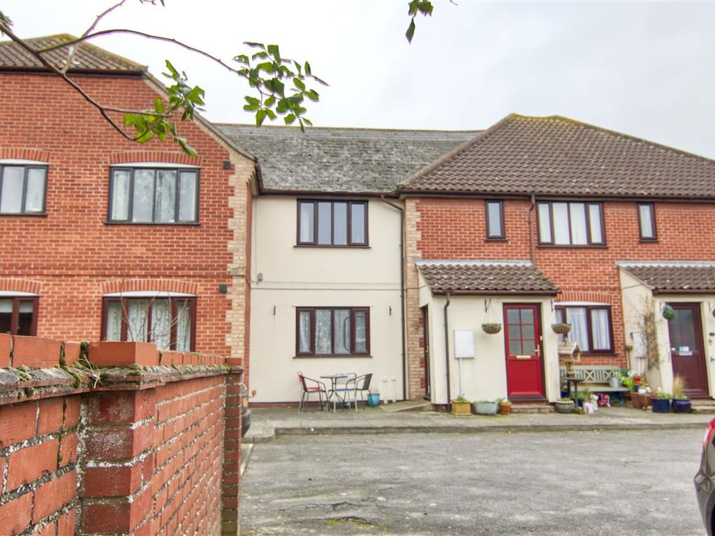 2 bed flat for sale in James Court, Station Road, Brightlingsea CO7, £