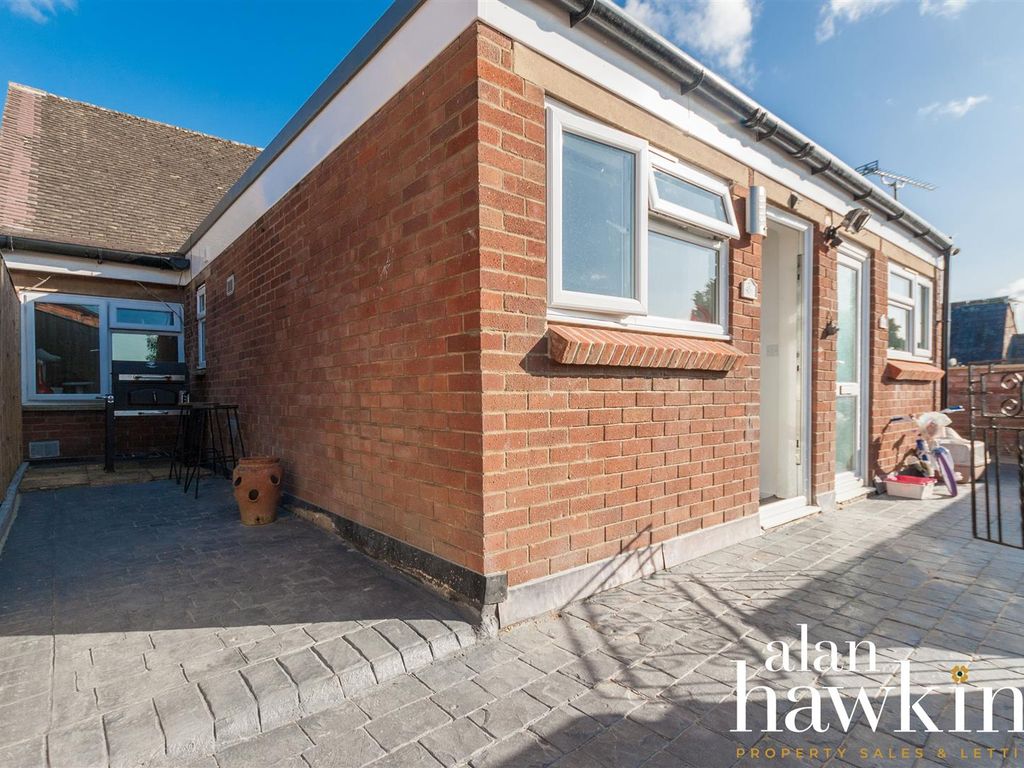 2 bed flat for sale in High Street, Royal Wootton Bassett, Swindon SN4